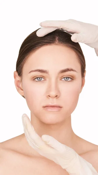 Teste de cosmetologia menina beleza. Luvas médicas — Fotografia de Stock