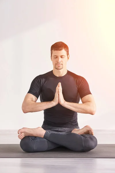 Mãos de homem de ioga. Posição do braço Namaste. Ginásio estúdio — Fotografia de Stock