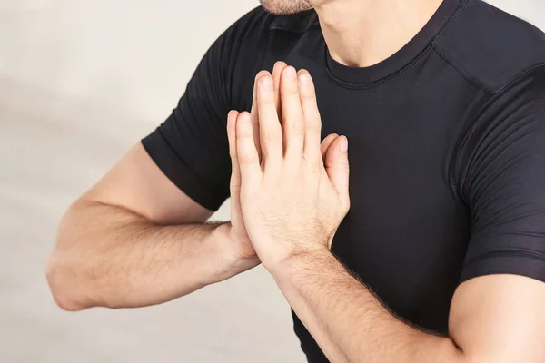 Yoga man handen. Namaste arm positie. Gym studio — Stockfoto