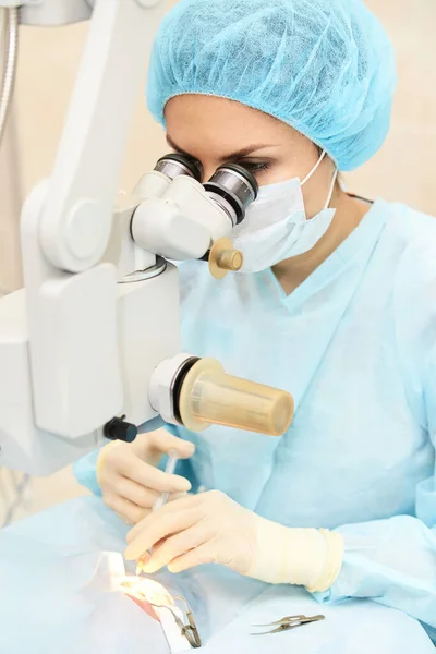 Des gens de l'hôpital. Fond médical bleu. Soutien aux soins de santé — Photo