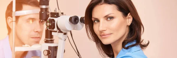 Eye doctor diagnostic. Patient at medical clinic. — Stock Photo, Image