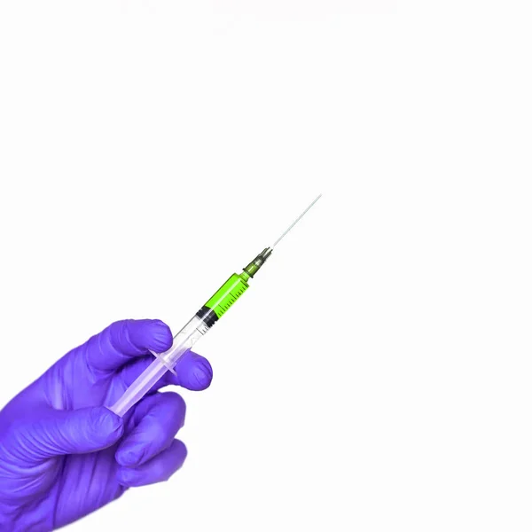Läkarhandske med spruta. Injektionskoncept. Vaccin. Färgglada — Stockfoto