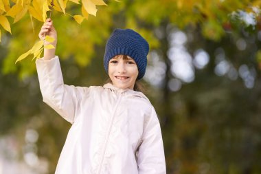 Gülümseyen güzel küçük kız. Evin dışına park et. Reklam fotoğrafı