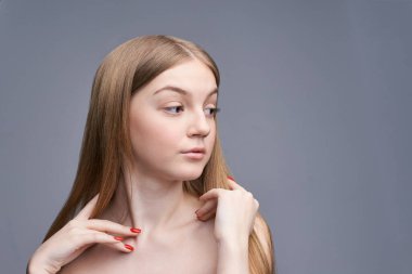 Genç, güzel bir stüdyo resmi. Kozmetoloji kavramı