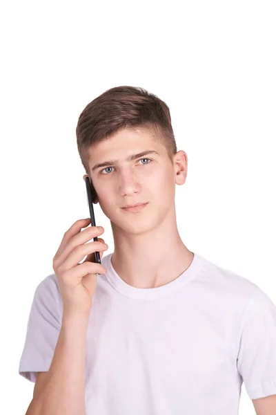 Rapaz a falar ao telefone. Camisa branca no fundo cinza . — Fotografia de Stock