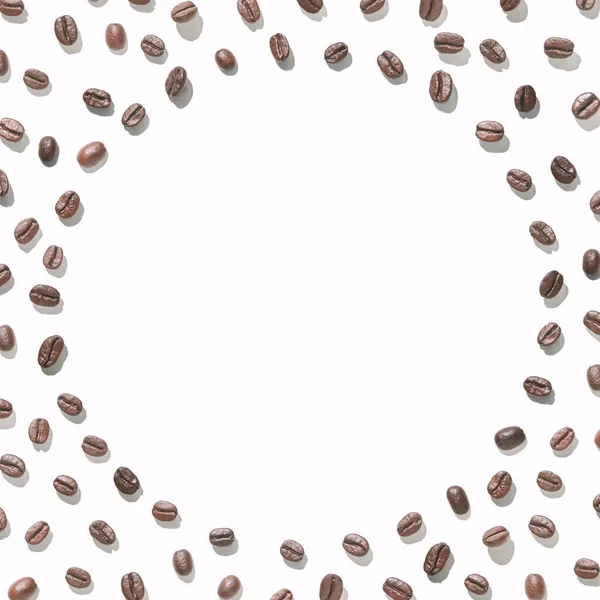 Veel koffiebonen op witte achtergrond. Geïsoleerde zaden — Stockfoto