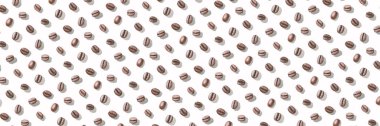 Beyaz arka planda bir sürü kahve çekirdeği. Ayrı tohumlar