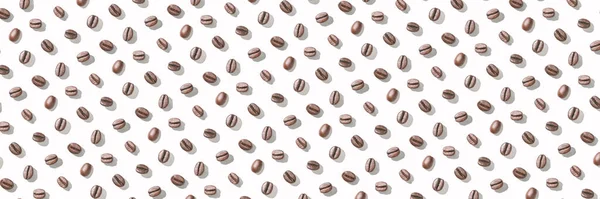 Muchos granos de café en fondo blanco. Semillas aisladas — Foto de Stock
