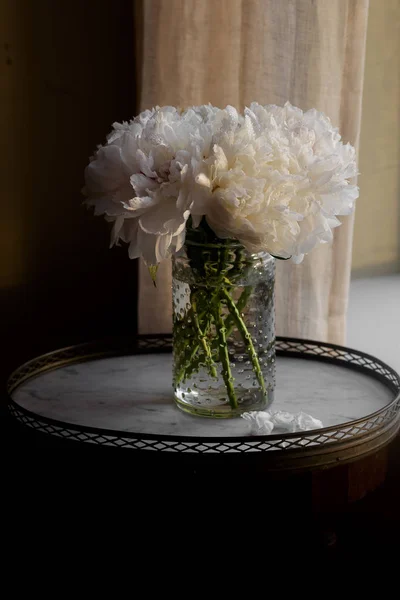 Fresh Cut White Peonies Jar Small Table — Stock Photo, Image