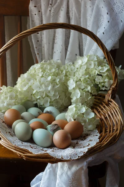 Bunte Eier Korb Mit Frischen Schnittblumen — Stockfoto