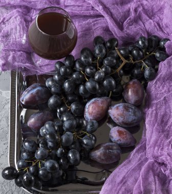 Üzüm ve Erik gümüş tabakta