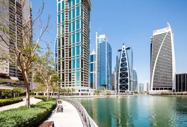 Defne görünümü ve modern yüksek gökdelenler