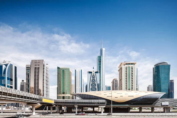 Hochstraße und Eisenbahn in Dubai — Stockfoto