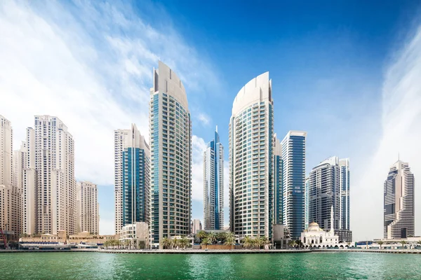 Blick auf die Bucht und moderne Hochhäuser — Stockfoto