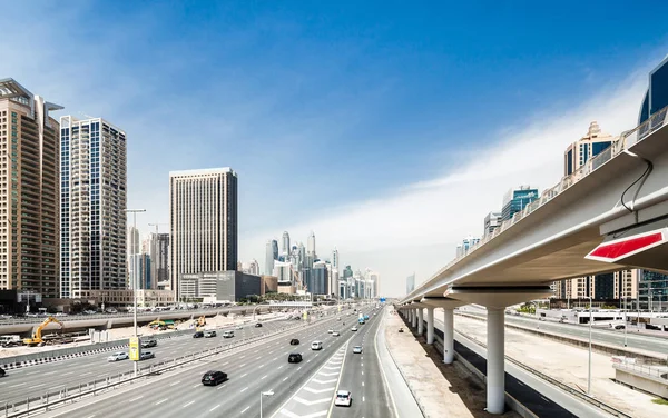 高架的公路和铁路在迪拜 — 图库照片