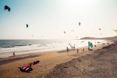 İnsanlar spor yamaç paraşütü yer