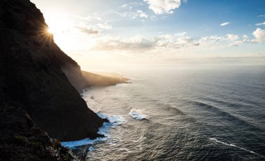 Tenerife kayalıklarla üzerinden günbatımı