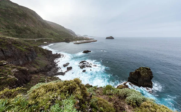 Rotsachtig strand van de oceaan met de grote golven — Stockfoto