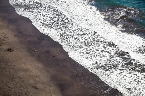Playa del océano con grandes olas — Foto de Stock
