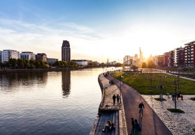 Frankfurt Main Nehri üzerinden günbatımı