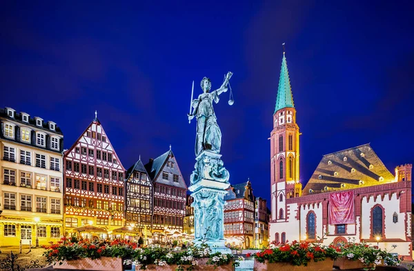 Estátua da justiça na cidade velha de Frankfurt — Fotografia de Stock