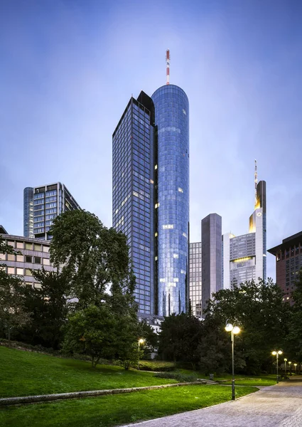 Frankfurt finansdistrikt i skumringen – stockfoto