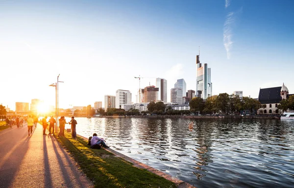 Pôr do sol sobre o rio principal em Frankfurt — Fotografia de Stock