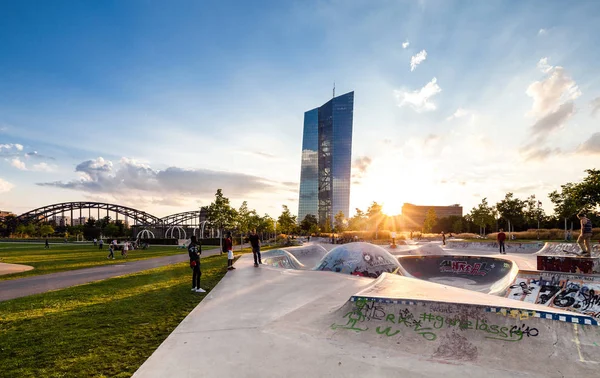 Skate park w pobliżu Europejskiego Banku Centralnego — Zdjęcie stockowe