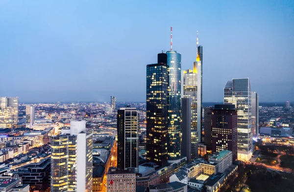 Skumringen i Frankfurt am Main – stockfoto