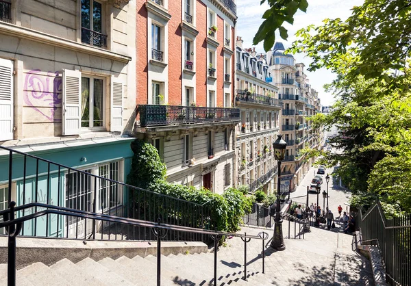 Typische montmartre-treppe in paris — Stockfoto