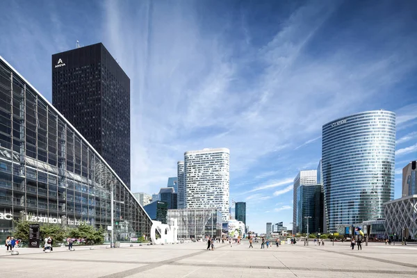 Paris'in fütüristik mimarisi bölgesinde