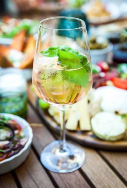 Bir bardak beyaz şarap