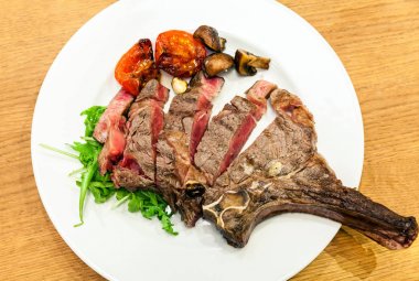 Kaburga biftek servis Kuru