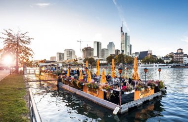 Frankfurt cityscape Restoran yüzer rıhtım ile