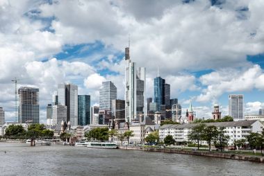 Frankfurt cityscape riverside ile
