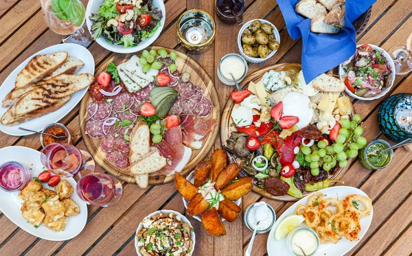 Mesa cheia de comida saborosa — Fotografia de Stock