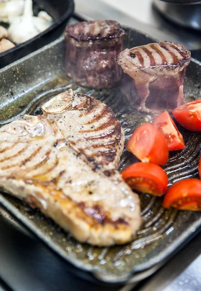 Dry aged ribeye steak servieren — Stockfoto