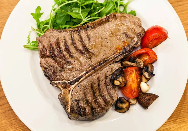 Dry Ribeye Steak serviert — Stockfoto