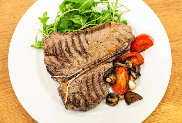 Dry Ribeye Steak serviert — Stockfoto