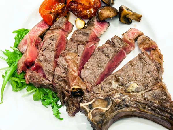 Dry Rib Eye Steak serviert — Stockfoto