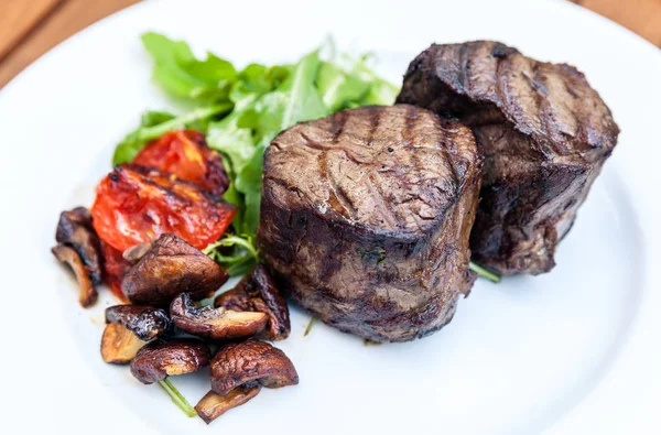 Izgara et biftek yemek — Stok fotoğraf