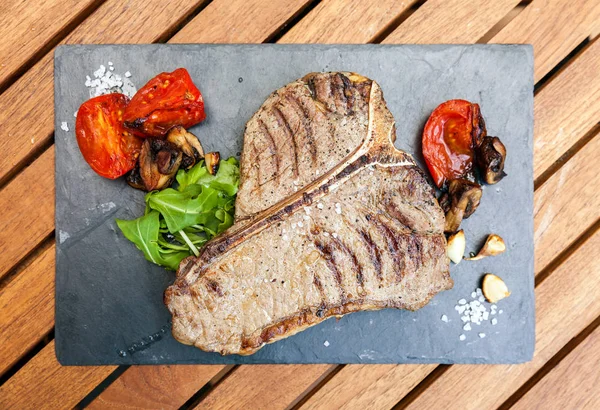 Dry Ribeye Steak serviert — Stockfoto