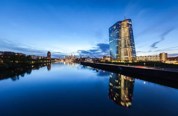 Vista nocturna a la orilla del río de Frankfurt — Foto de Stock