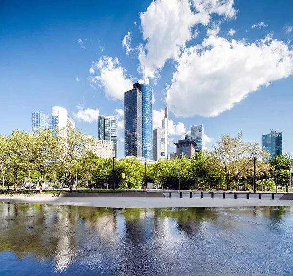 Frankfurt forretningssenter - bygningsperspektiv – stockfoto