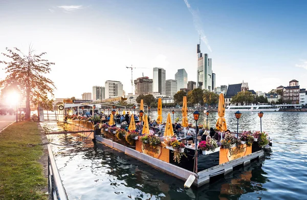 Frankfurt cityscape com restaurante flutuante cais — Fotografia de Stock