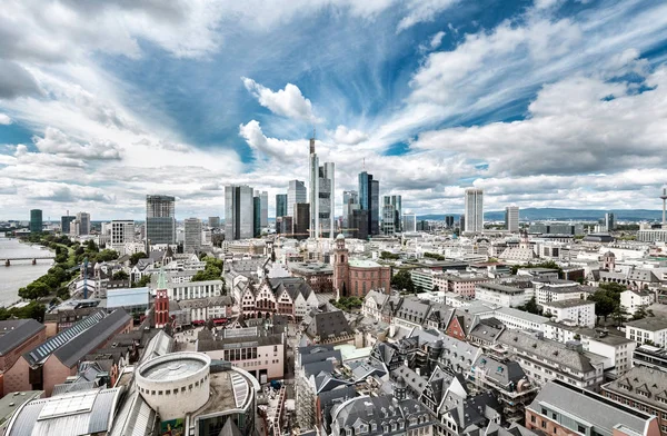Stadsgezicht met moderne Frankfurt architectuur — Stockfoto
