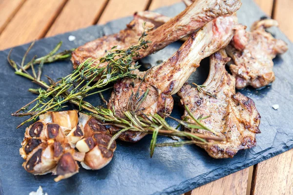 Chuletas de cordero asadas Fotos de stock libres de derechos