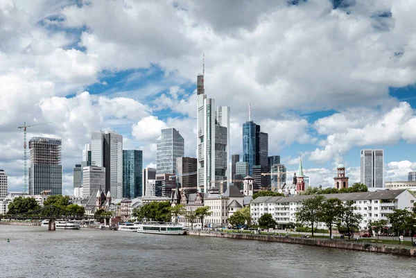 Paisaje urbano de Frankfurt con ribera Imágenes de stock libres de derechos