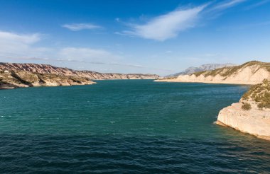 Dağları ile güzel deniz manzarası