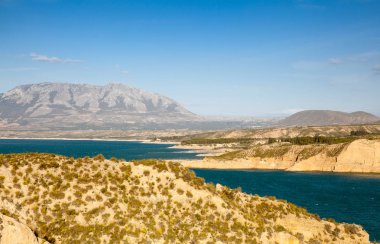 Dağları ile güzel deniz manzarası